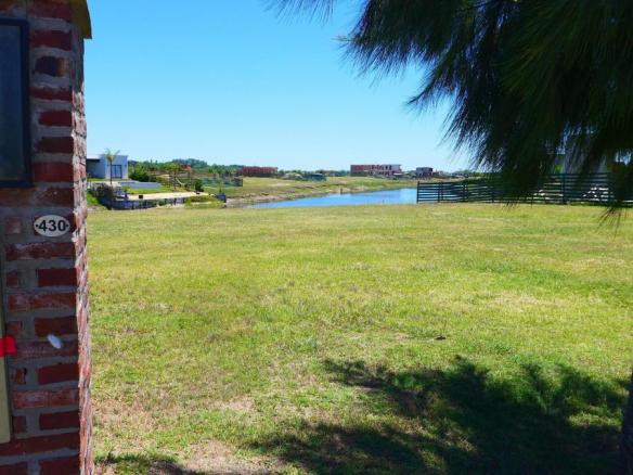 Venta Lote a Laguna Barrio El Naudir con proyecto incluido