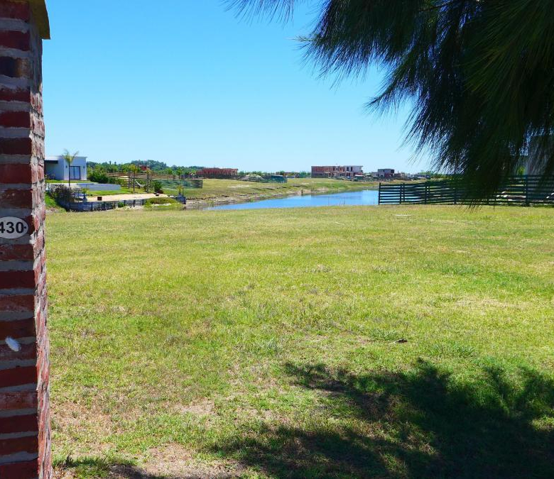 Venta Lote a Laguna Barrio El Naudir con proyecto incluido
