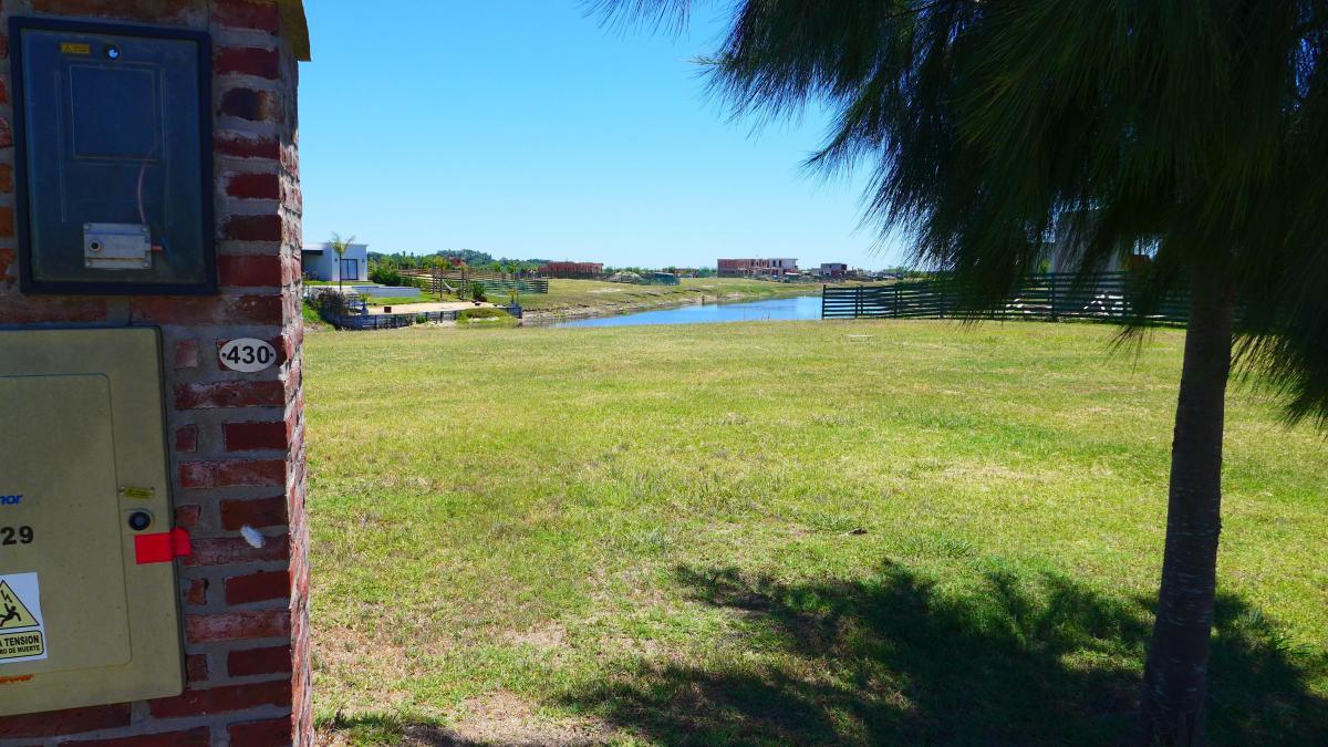 Venta Lote a Laguna Barrio El Naudir con proyecto incluido
