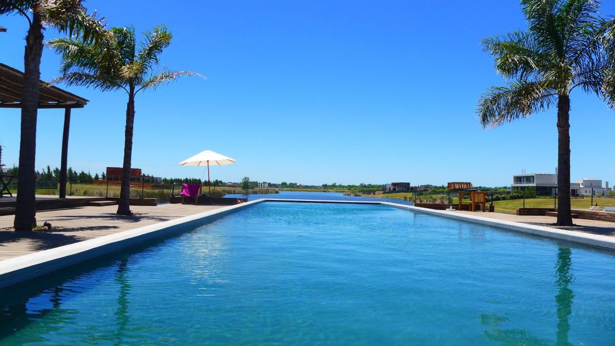 Venta Lote a Laguna Barrio El Naudir con proyecto incluido