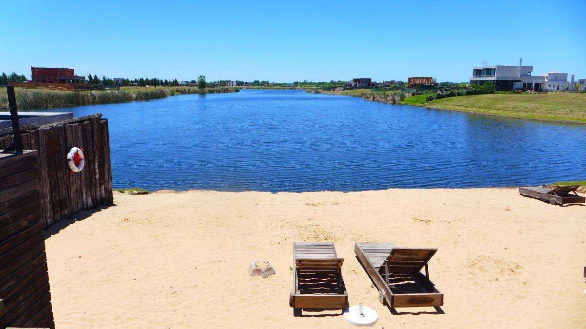 Venta Lote a Laguna Barrio El Naudir con proyecto incluido