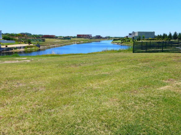 Venta Lote a Laguna Barrio El Naudir con proyecto incluido