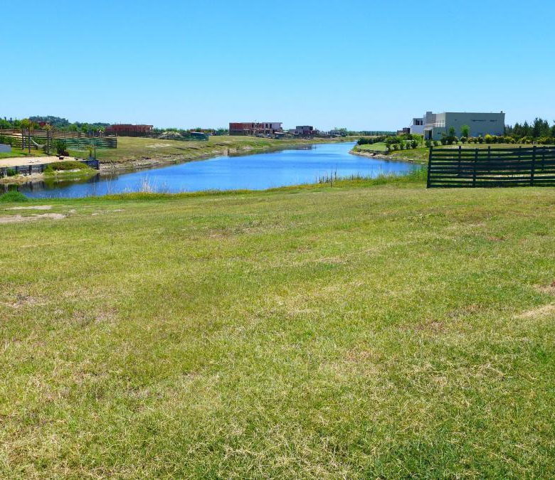 Venta Lote a Laguna Barrio El Naudir con proyecto incluido