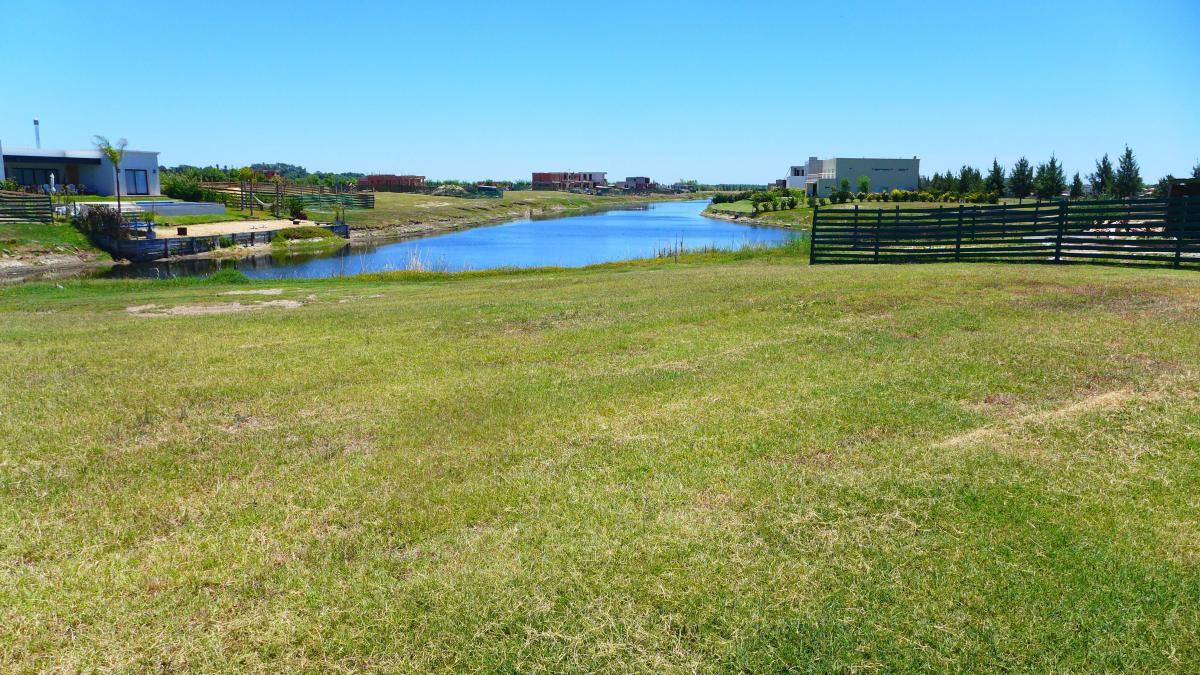 Venta Lote a Laguna Barrio El Naudir con proyecto incluido