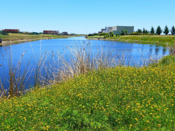 Venta Lote a Laguna Barrio El Naudir con proyecto incluido
