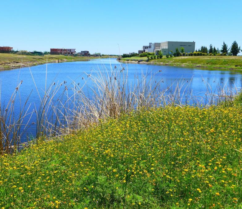 Venta Lote a Laguna Barrio El Naudir con proyecto incluido