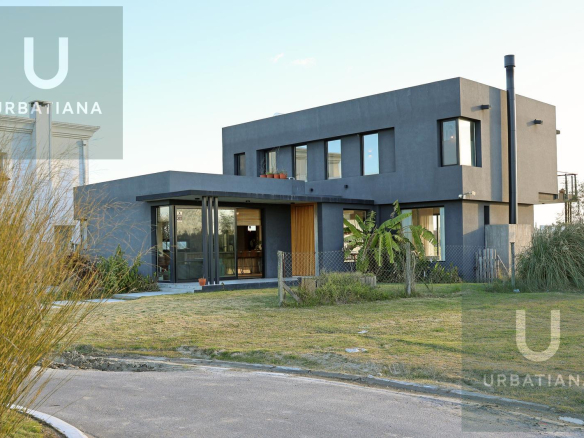 Casa en Venta con Muelle Propio sobre el Río – El Naudir, Escobar