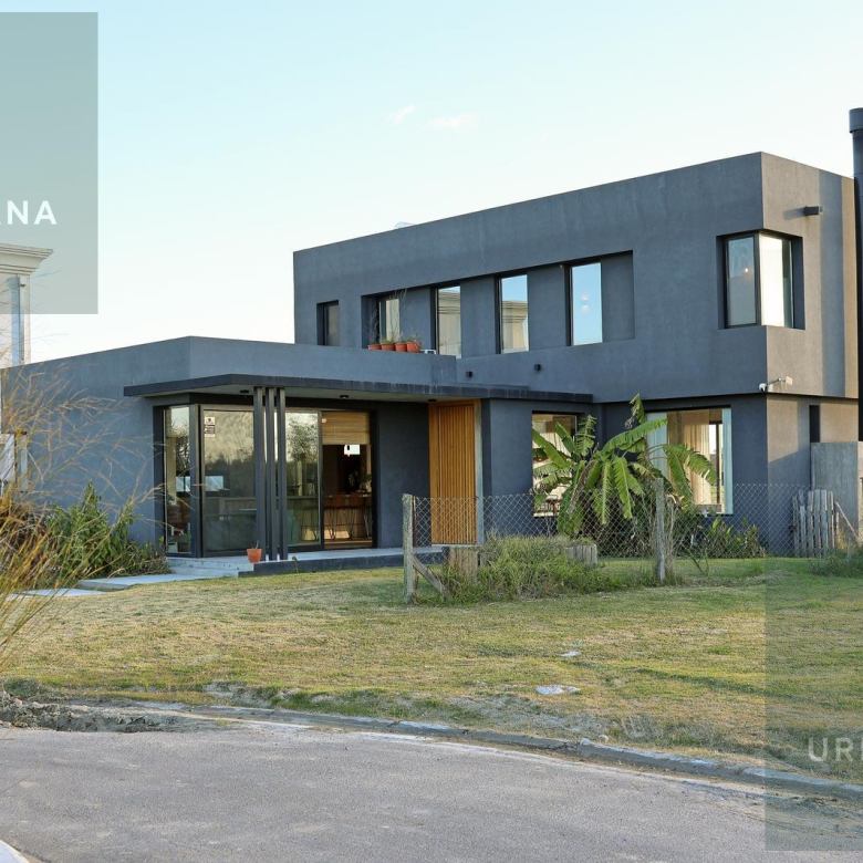 Casa en Venta con Muelle Propio sobre el Río – El Naudir, Escobar