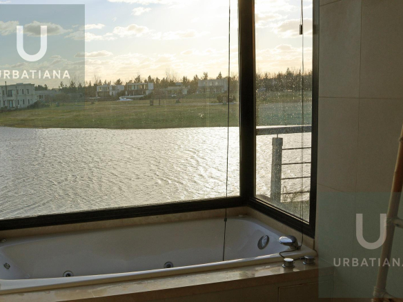 Casa en Venta con Muelle Propio sobre el Río – El Naudir, Escobar