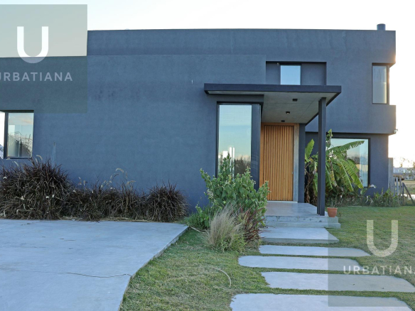 Casa en Venta con Muelle Propio sobre el Río – El Naudir, Escobar