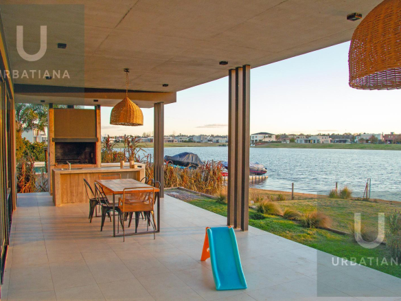 Casa en Venta con Muelle Propio sobre el Río – El Naudir, Escobar