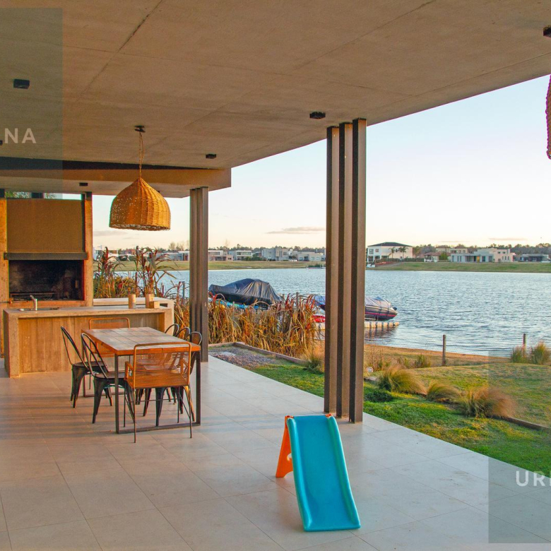 Casa en Venta con Muelle Propio sobre el Río – El Naudir, Escobar
