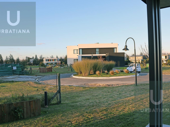 Casa en Venta con Muelle Propio sobre el Río – El Naudir, Escobar
