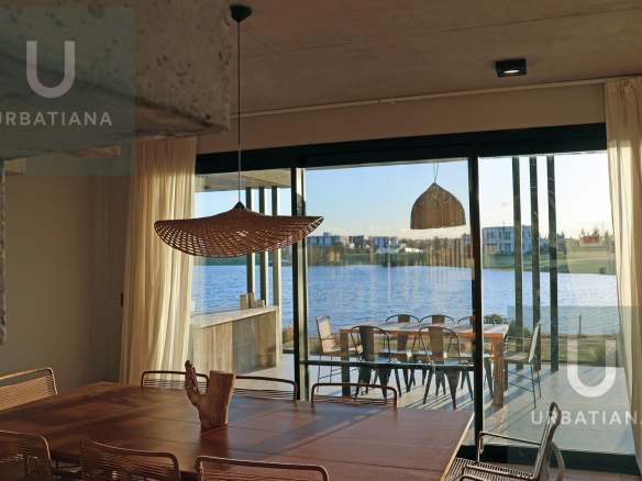 Casa en Venta con Muelle Propio sobre el Río – El Naudir, Escobar