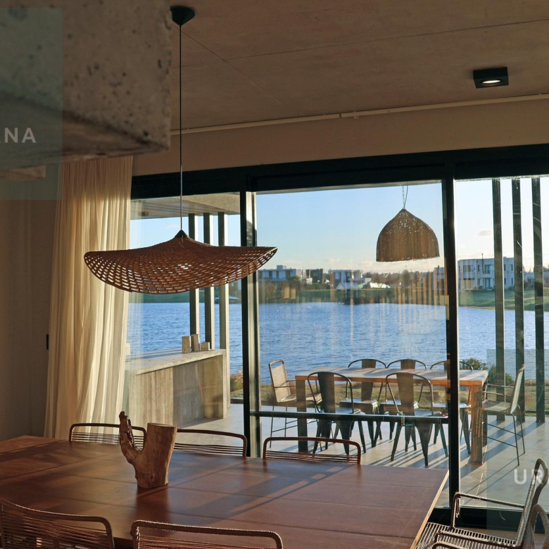 Casa en Venta con Muelle Propio sobre el Río – El Naudir, Escobar