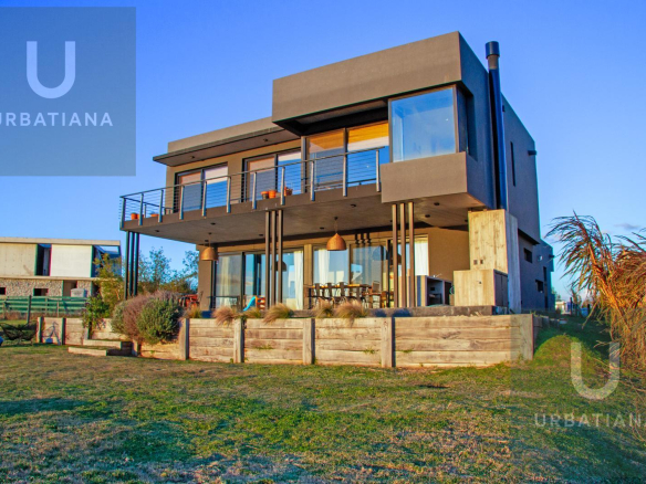 Casa en Venta con Muelle Propio sobre el Río – El Naudir, Escobar