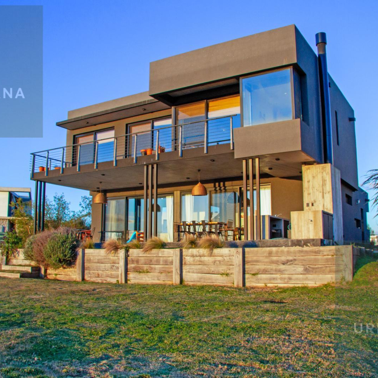 Casa en Venta con Muelle Propio sobre el Río – El Naudir, Escobar
