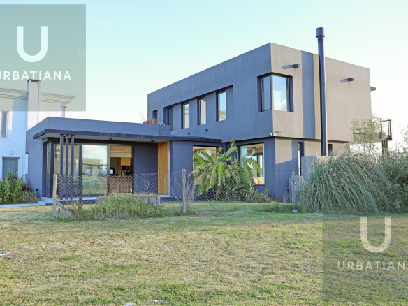 Casa en Venta con Muelle Propio sobre el Río – El Naudir, Escobar