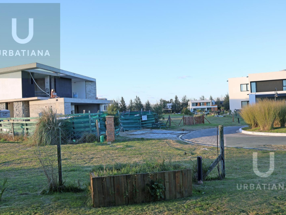 Casa en Venta con Muelle Propio sobre el Río – El Naudir, Escobar