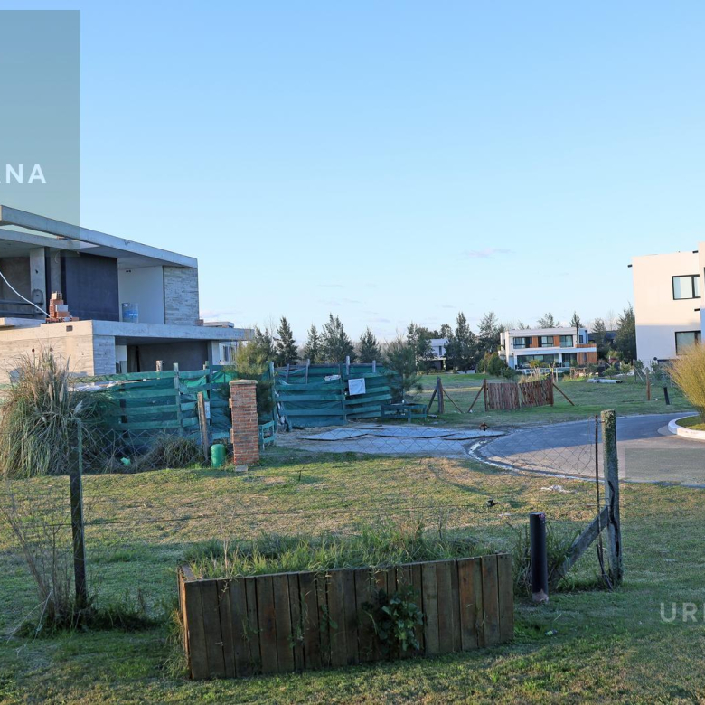 Casa en Venta con Muelle Propio sobre el Río – El Naudir, Escobar