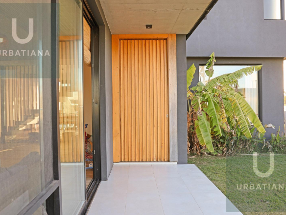 Casa en Venta con Muelle Propio sobre el Río – El Naudir, Escobar