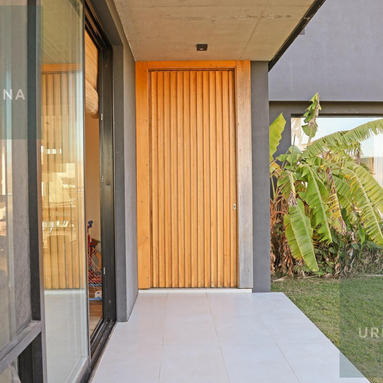 Casa en Venta con Muelle Propio sobre el Río – El Naudir, Escobar