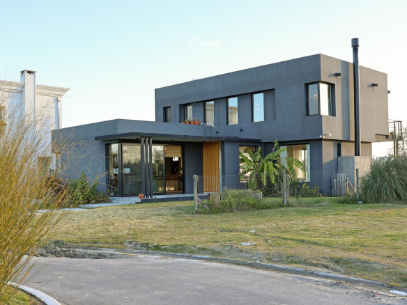Casa en Venta con Muelle Propio sobre el Río – El Naudir, Escobar