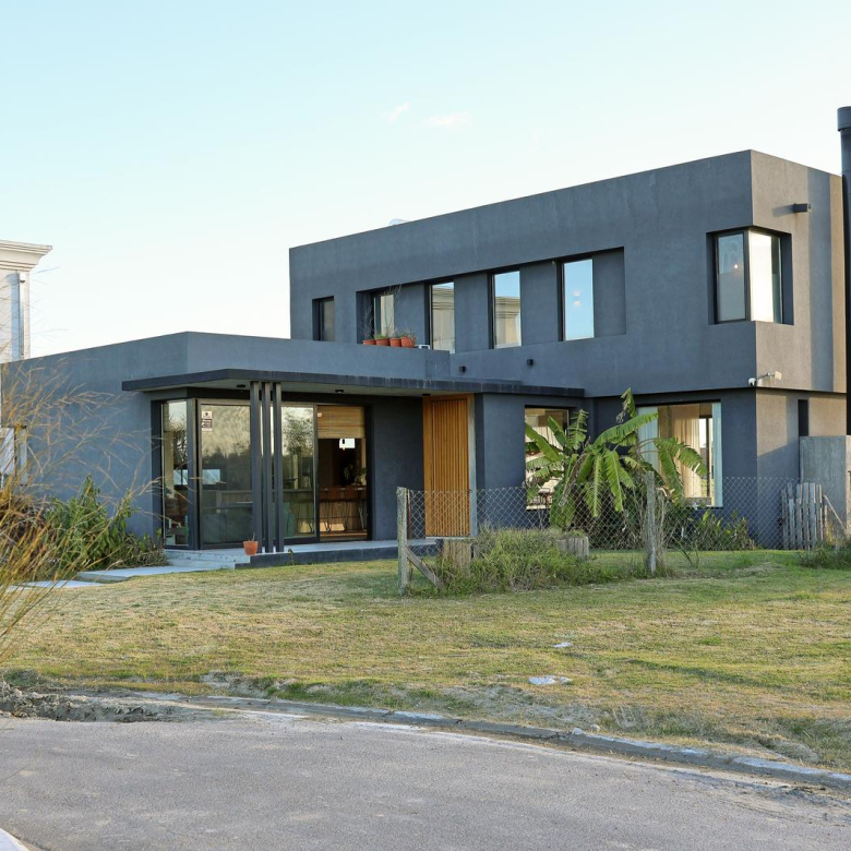 Casa en Venta con Muelle Propio sobre el Río – El Naudir, Escobar