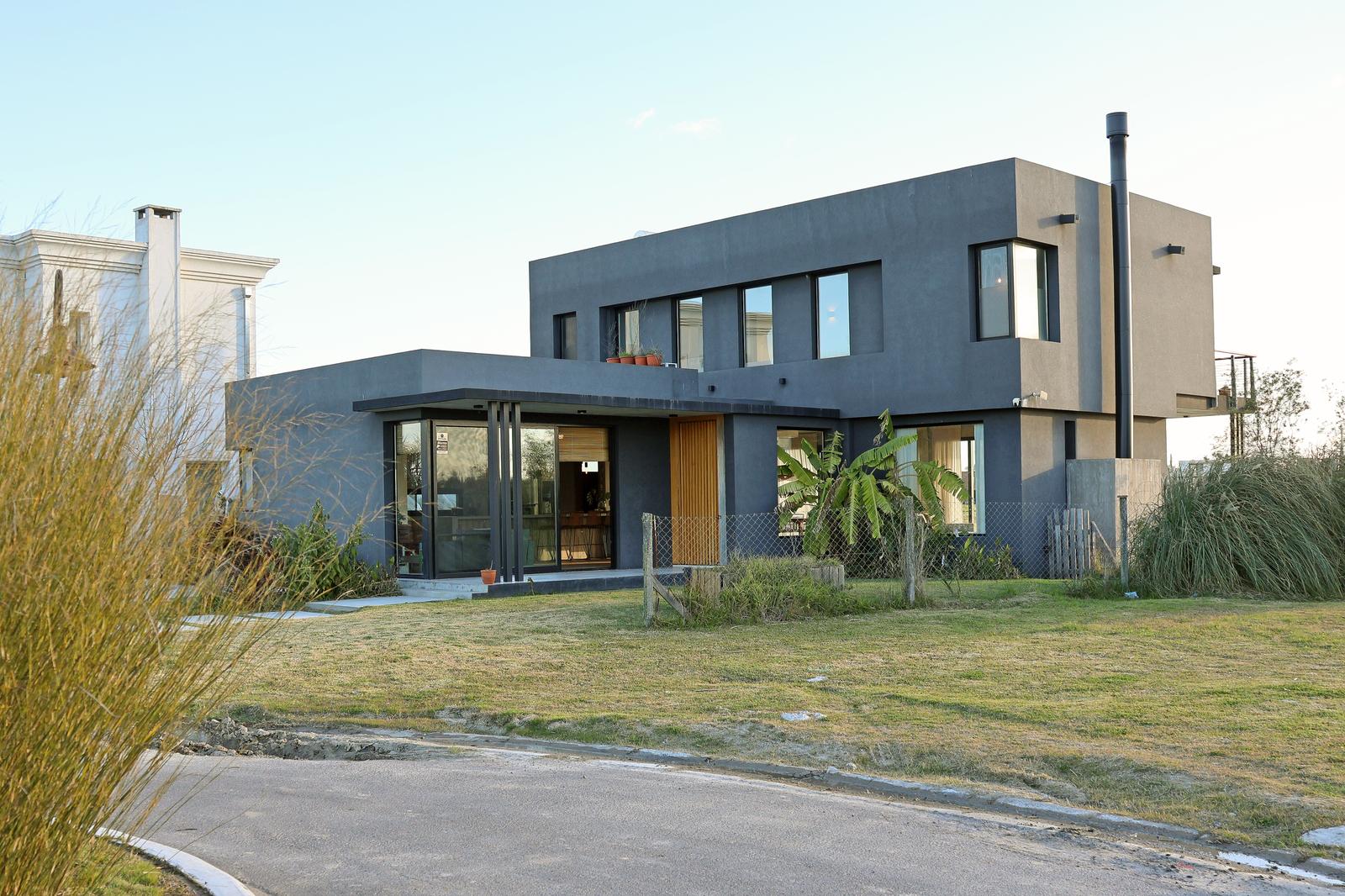Casa en Venta con Muelle Propio sobre el Río – El Naudir, Escobar