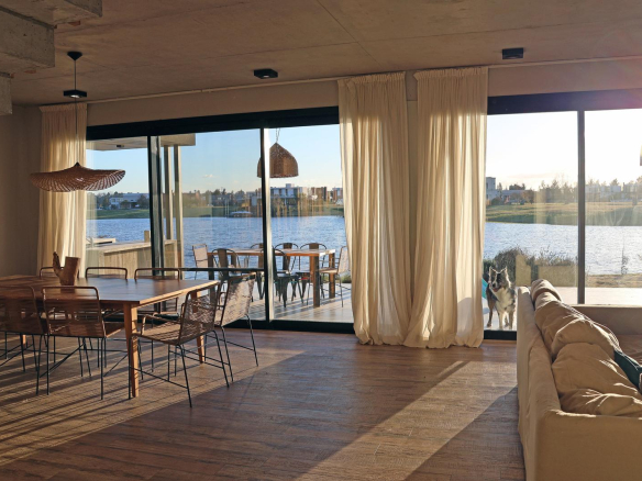 Casa en Venta con Muelle Propio sobre el Río – El Naudir, Escobar