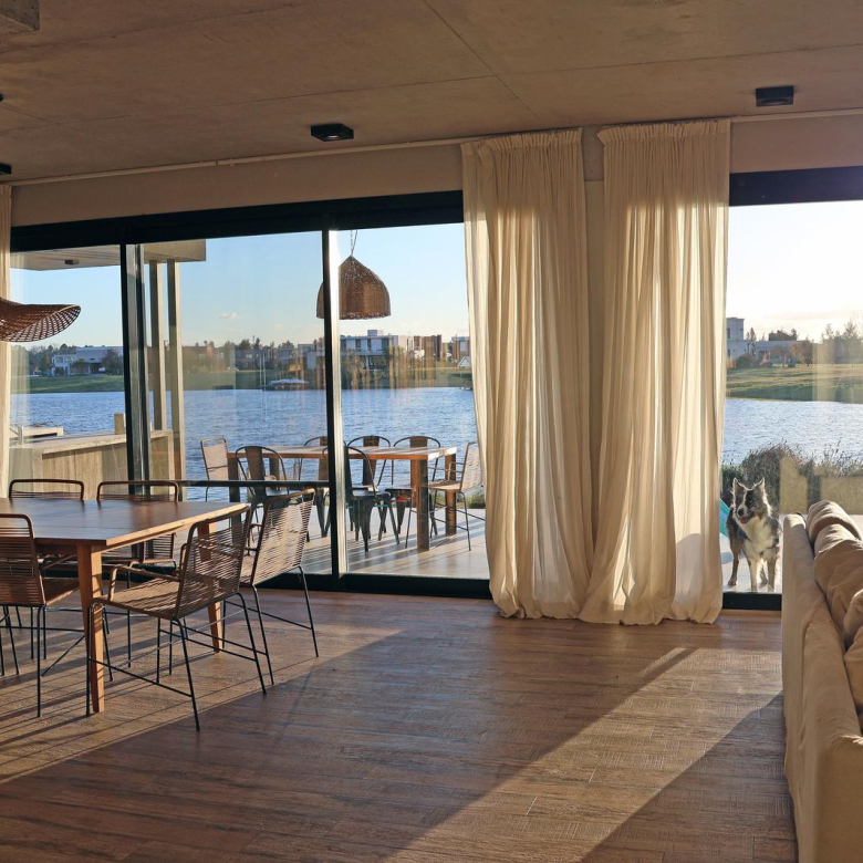 Casa en Venta con Muelle Propio sobre el Río – El Naudir, Escobar