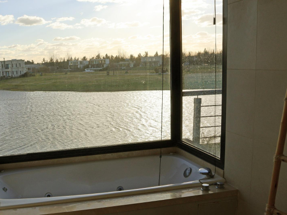Casa en Venta con Muelle Propio sobre el Río – El Naudir, Escobar