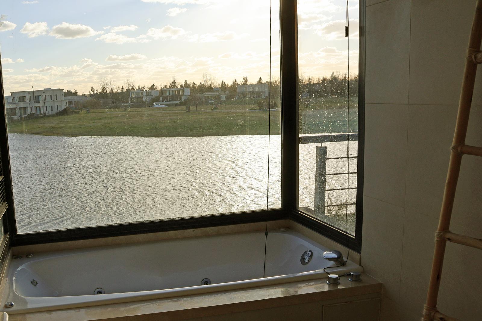 Casa en Venta con Muelle Propio sobre el Río – El Naudir, Escobar