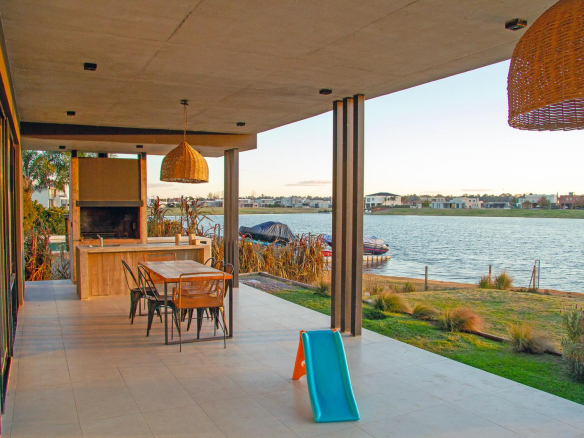 Casa en Venta con Muelle Propio sobre el Río – El Naudir, Escobar
