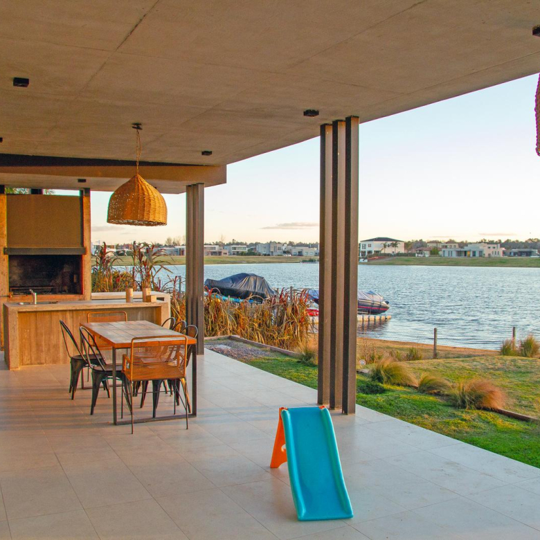 Casa en Venta con Muelle Propio sobre el Río – El Naudir, Escobar