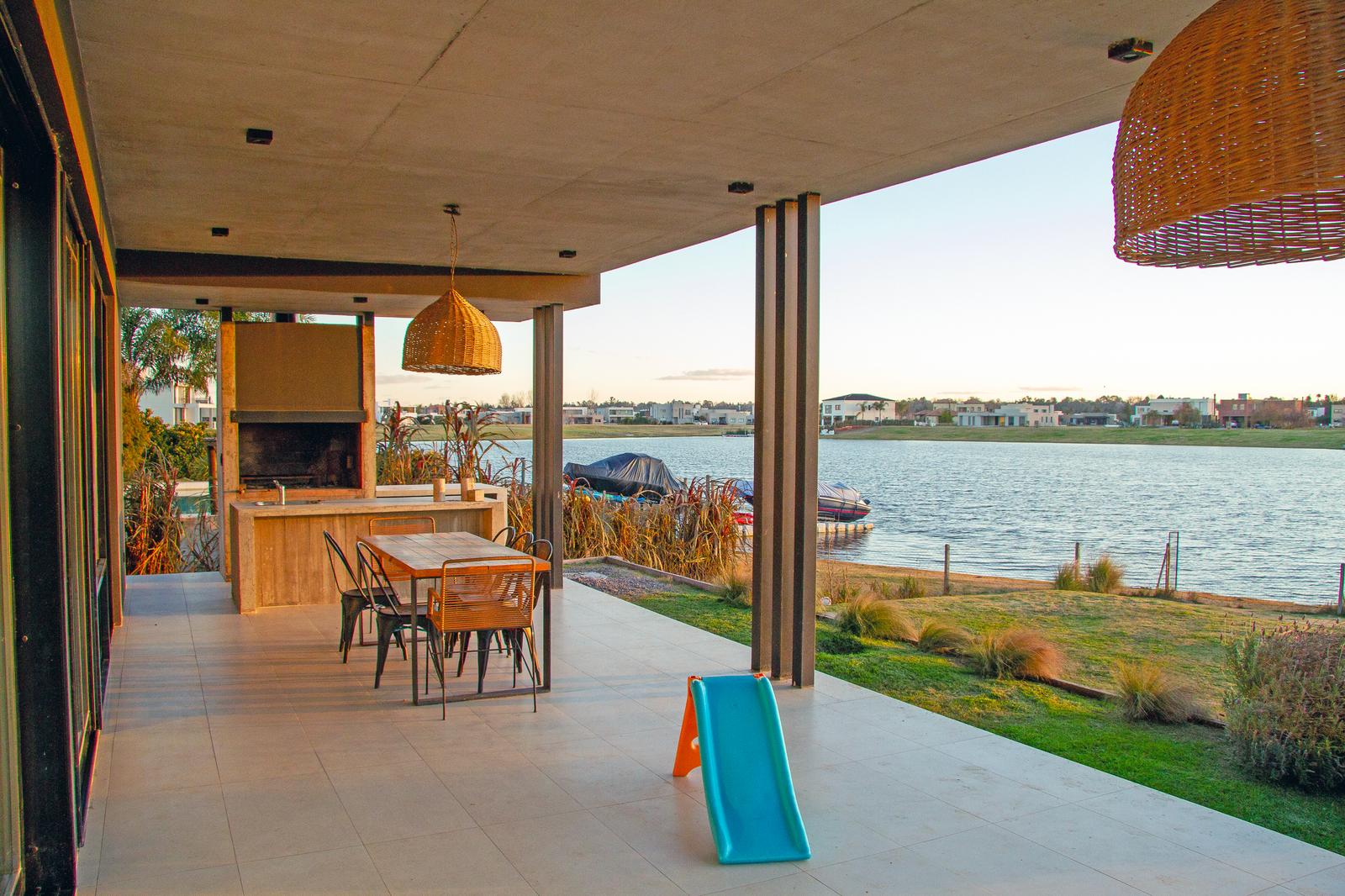 Casa en Venta con Muelle Propio sobre el Río – El Naudir, Escobar