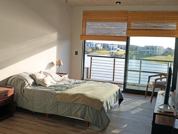 Casa en Venta con Muelle Propio sobre el Río – El Naudir, Escobar