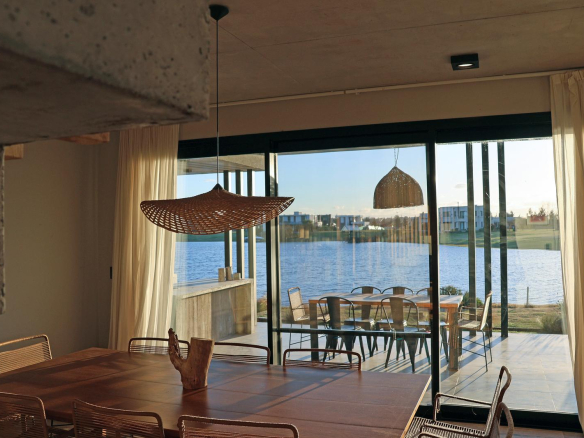 Casa en Venta con Muelle Propio sobre el Río – El Naudir, Escobar
