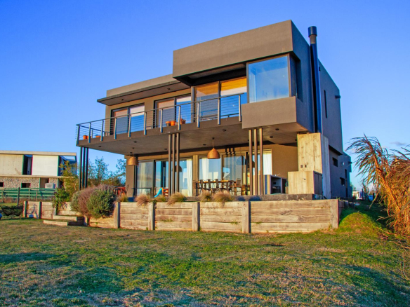 Casa en Venta con Muelle Propio sobre el Río – El Naudir, Escobar