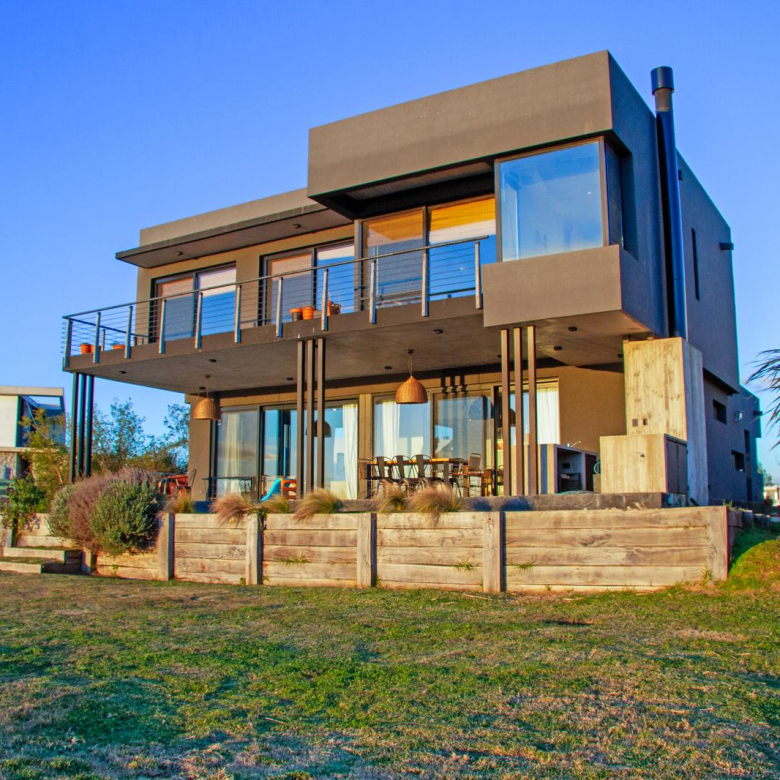 Casa en Venta con Muelle Propio sobre el Río – El Naudir, Escobar