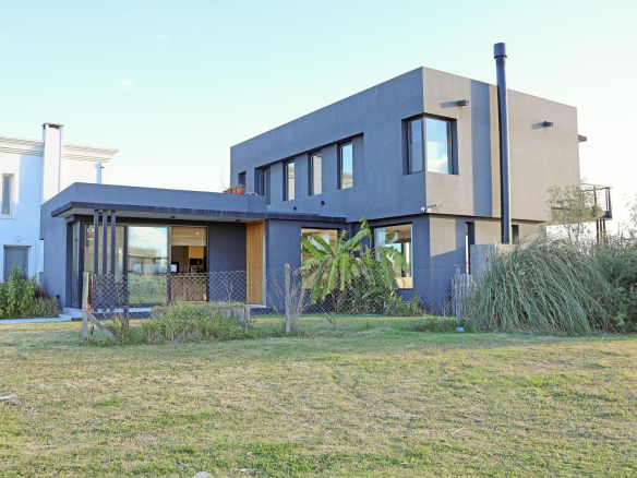 Casa en Venta con Muelle Propio sobre el Río – El Naudir, Escobar