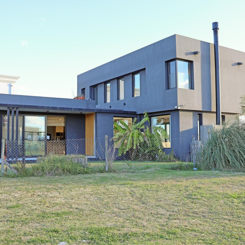 Casa en Venta con Muelle Propio sobre el Río – El Naudir, Escobar