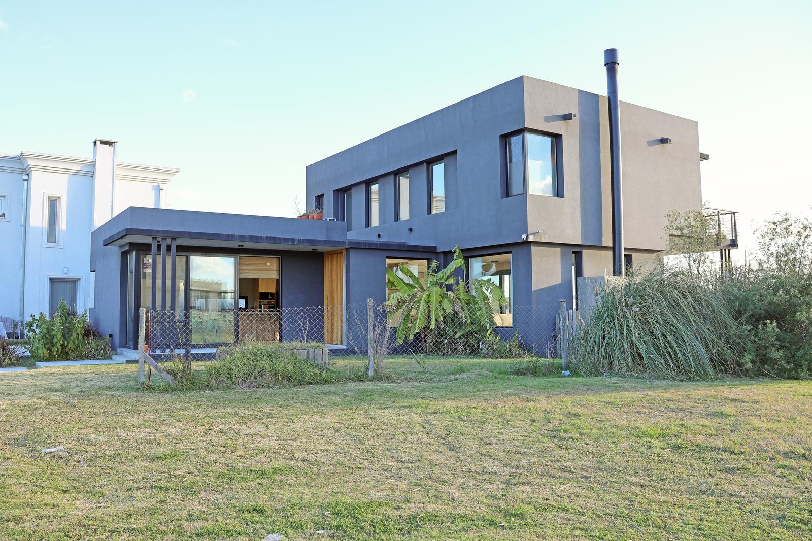 Casa en Venta con Muelle Propio sobre el Río – El Naudir, Escobar