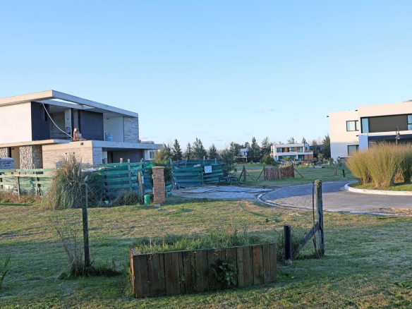 Casa en Venta con Muelle Propio sobre el Río – El Naudir, Escobar