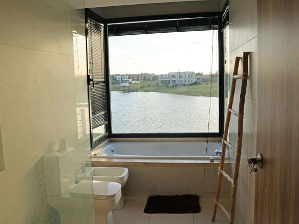 Casa en Venta con Muelle Propio sobre el Río – El Naudir, Escobar