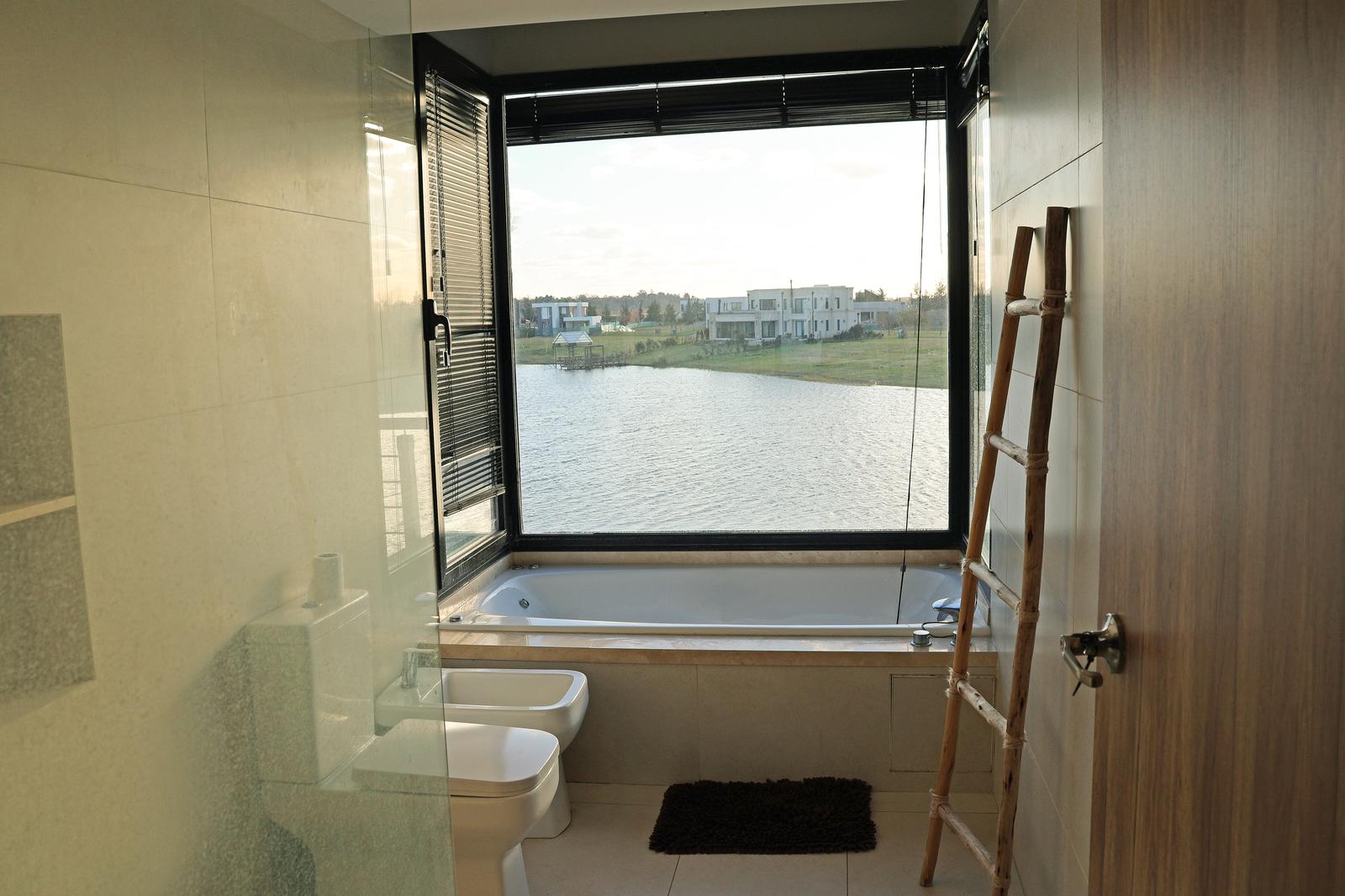 Casa en Venta con Muelle Propio sobre el Río – El Naudir, Escobar